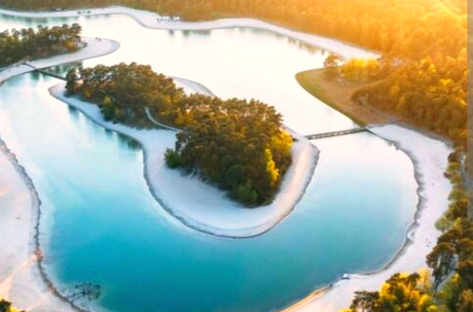 Luchtfoto van het Henschotermeer met het eiland en blauw water