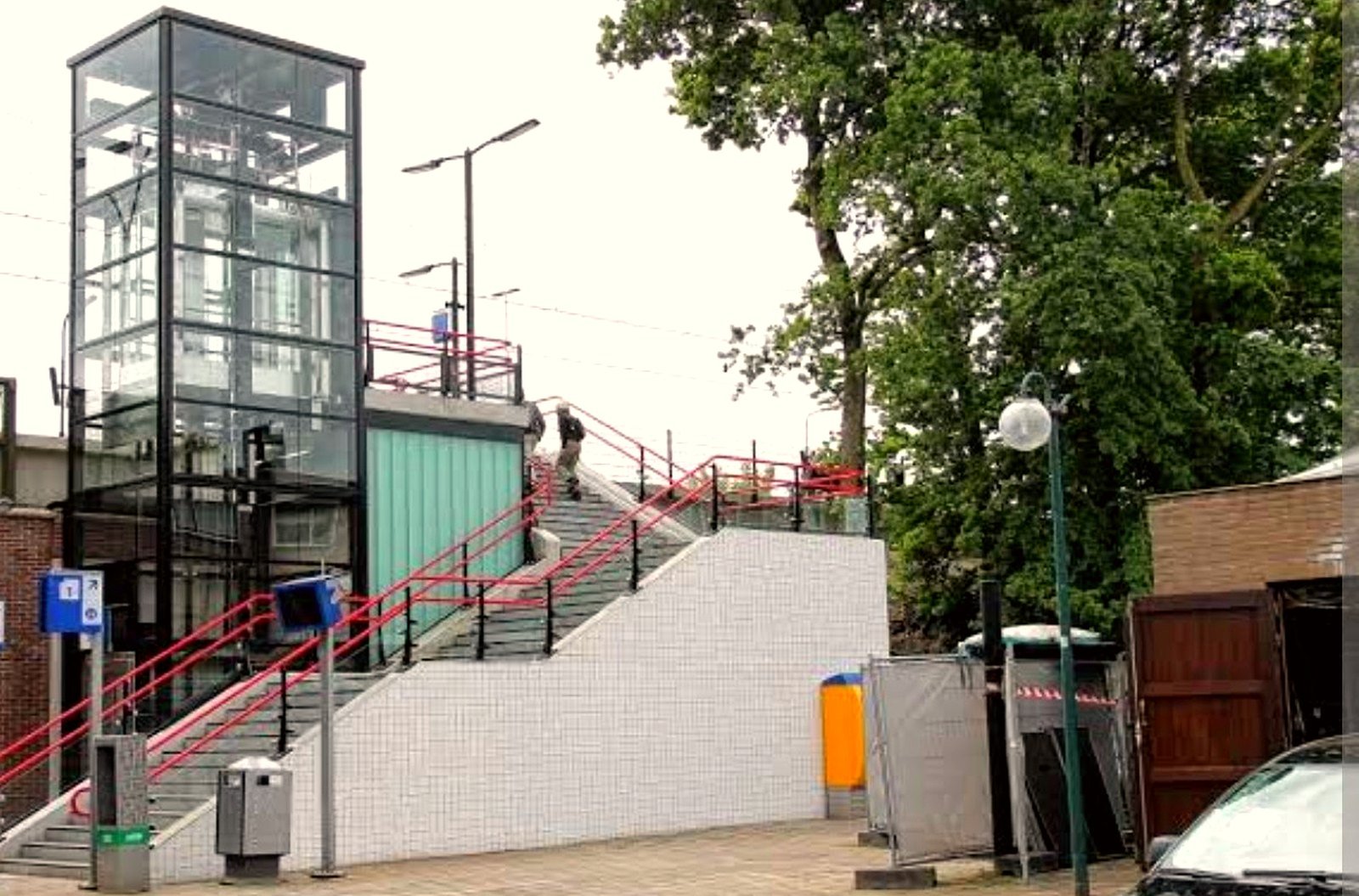 Station Maarn met de glazen lifttoren en de trap naar het perron